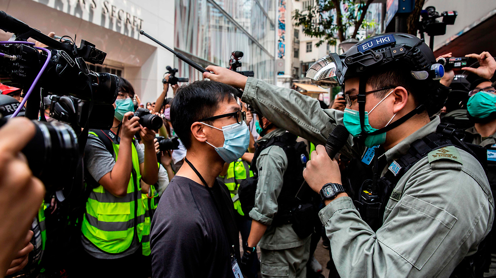הונג קונג שוטרים מפגינים הפגנה מחאה עצורים (צילום: AFP)