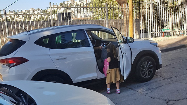 הורים מדברים בטלפון במקום להשגיח על הילדים בכביש (צילום: אור ירוק )