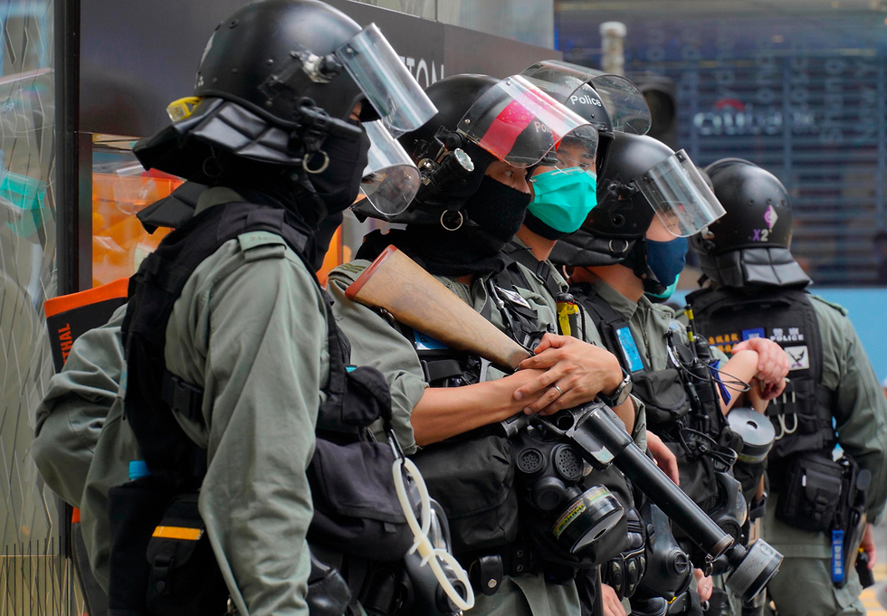 שוטרים ברחובות הונג קונג בזמן אישור חוק הביטחון של סין (צילום: AP)