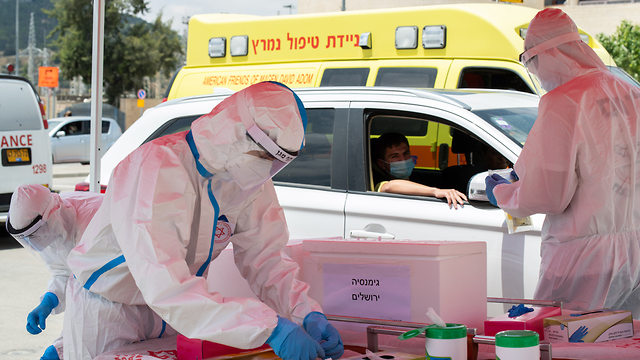 תורי ענק של תלמידים מחוץ לדרייב אין בדיקות הקורונה בירושלים בעקבות התפרצות הנגיף בגימנסיה (צילום: שלו שלום)