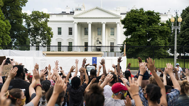 מפגינים הפגנה מחאה הבית הלבן וושינגטון ג'ורג' פלויד (צילום: EPA)