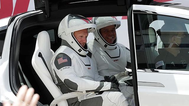 האסטרונאוטים ברכב הטסלה (צילום: AP)