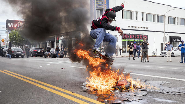 מהומות בלוס אנג'לס בעקבות מותו של ג'ורג' פלויד (צילום: EPA)