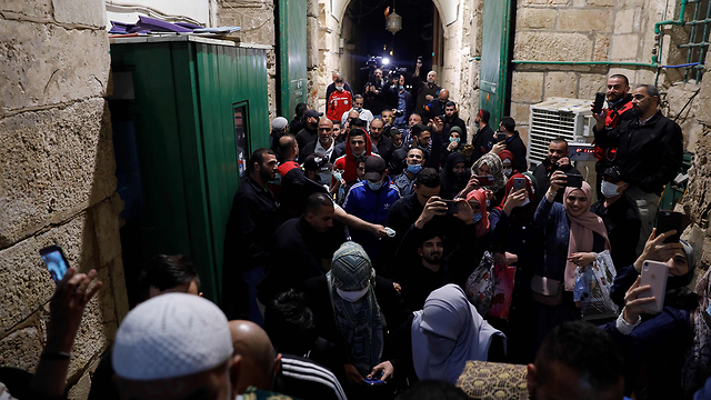 פלסטינים הר הבית ירושלים (צילום: AFP)