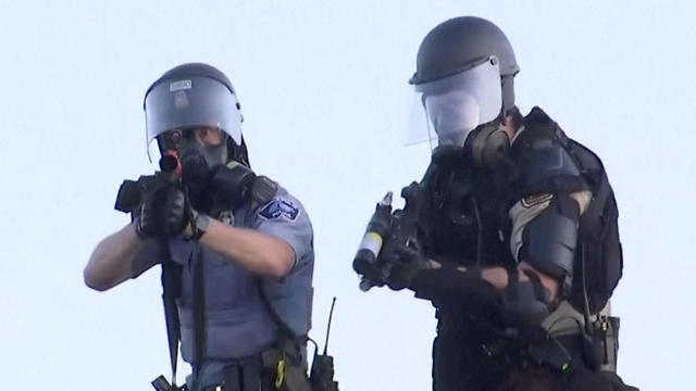 שוטר יורה כדורי גומי לעבר צוות של רויטרס ב הפגנה מהומות ב מיניאפוליס ארה