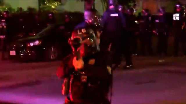 שוטר יורה כדורי גומי לעבר צוות עיתונאים ב לואוויל ש ב קנטקי ארה
