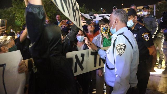 הפגנה מול ביתו של אוחנה בתל אביב (צילום: מוטי קמחי )