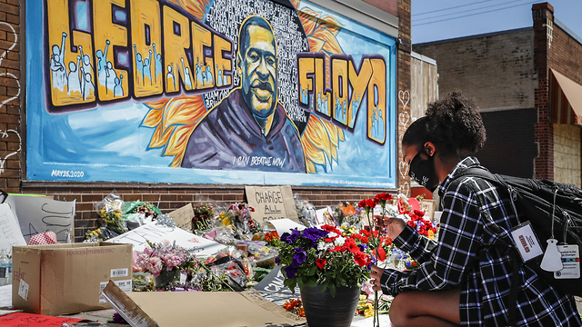 פרחים באתר מותו של ג'ורג' פלויד מהומות ב מיניאפוליס ב מינסוטה ארה