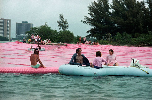 ''האיים המוקפים'' במיאמי, 1983 (צילום: AP)