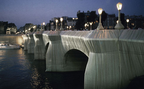 גשר ''פונט נף'' בפריז, 1985. 40 אלף מ''ר של יריעות (צילום: AP)