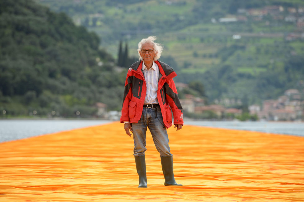 קריסטו על הגשר הצהוב באגם לסו בצפון איטליה: ''אנשים אוהבים להיות עדים למשהו חד פעמי. הפרויקטים שלנו זמניים וחסרי אחריות, בניגוד לארכיטקטורה''. לחצו על התצלום לראיון המלא איתו (צילום: AFP)