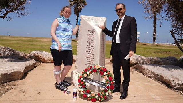 שגריר האיחוד האירופי בישראל עמנואל ז'ופרה עם אלונה שפורטוב שנפצע בפיגוע ההתאבדות בדולפינריום (צילום: רוני קאופמן)