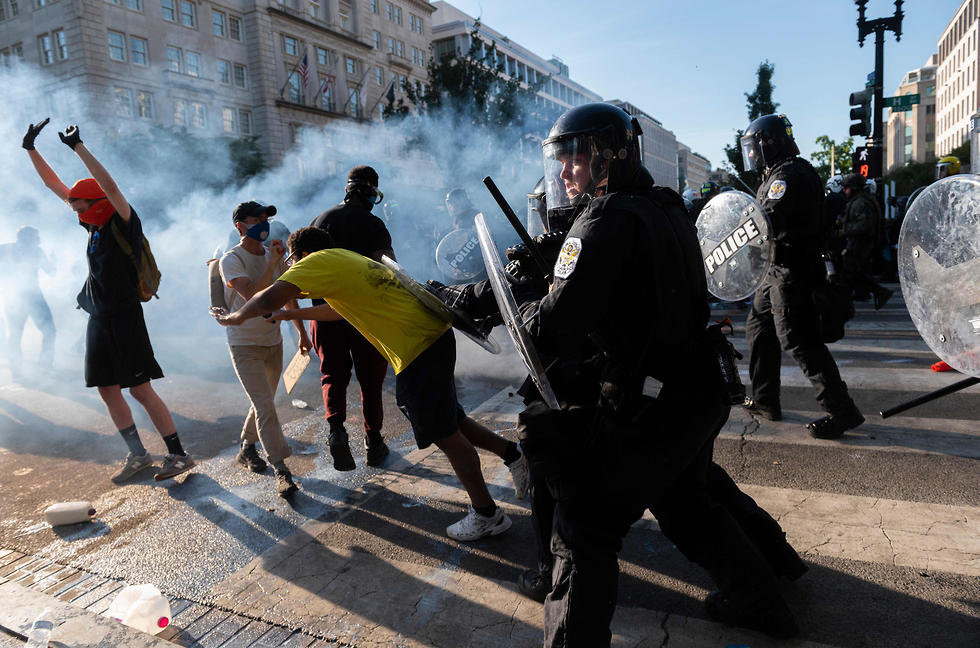 גז מדמיע לעבר מפגינים ליד הבית הלבן (צילום: AFP)