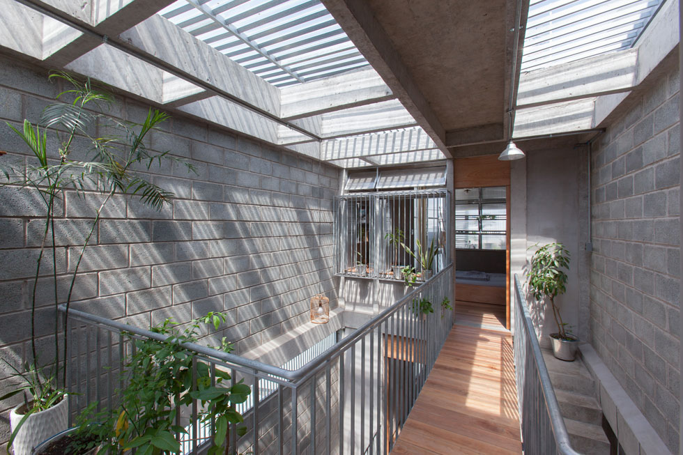 בקומה האחרונה נמצא מעונם של בני הזוג האדריכלים. חלון שקוף בגג שופך אור טבעי אל גרם המדרגות (Courtesy of K59atelier)