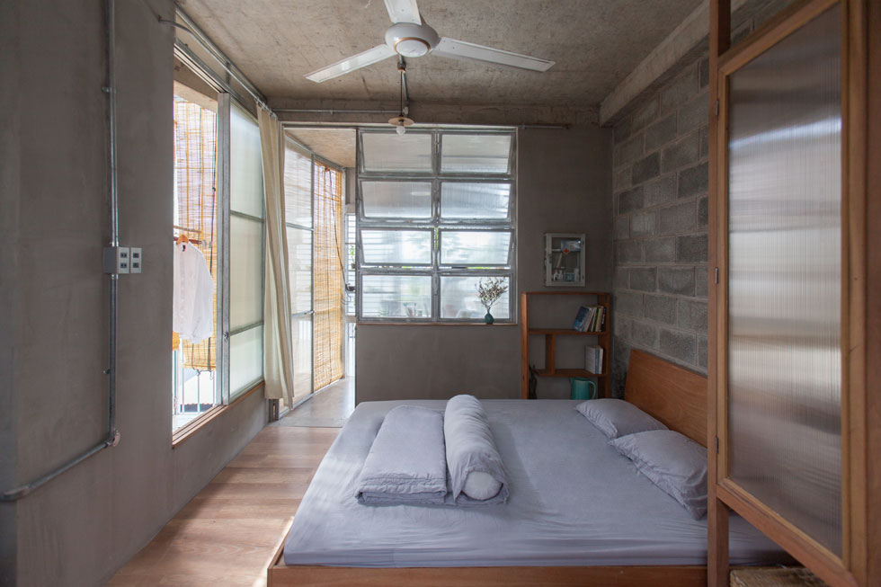 לחדרי השינה אין חלונות חיצוניים, ולכן הקירות שבינם לבין חדרי הרחצה ומרפסות הכביסה מזוגגים בנדיבות (Courtesy of K59atelier)