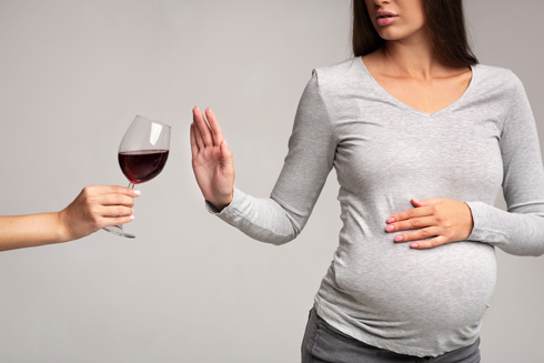  המלצה חד־משמעית להימנע מאלכוהול בהיריון (צילום: Shutterstock)