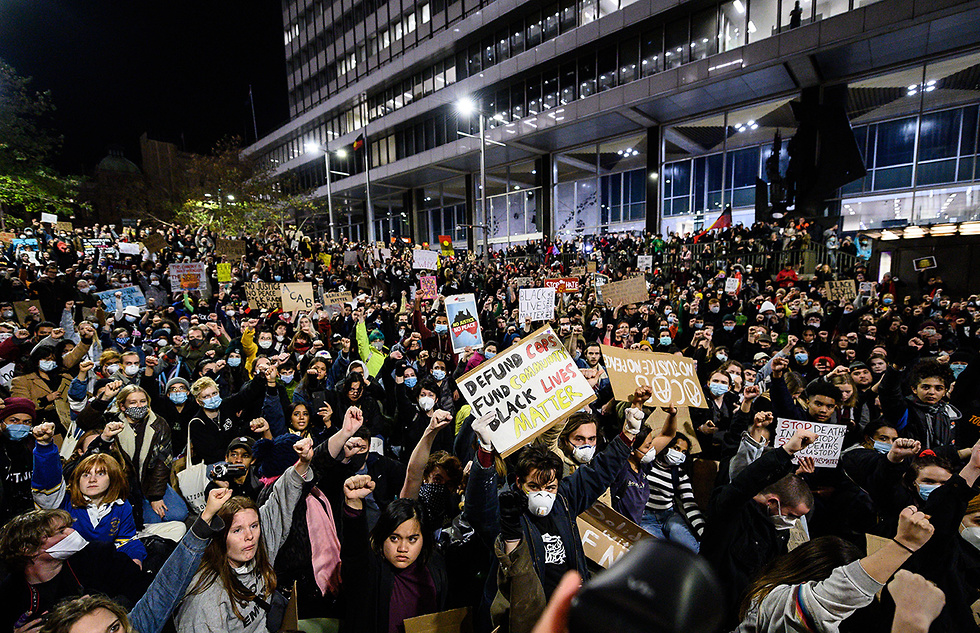 ג'ורג' פלויד הפגנה מחאה עולמית סידני אוסטרליה (צילום: EPA)