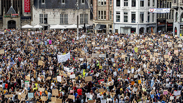 ג'ורג' פלויד הפגנה מחאה עולמית אמסטרדם הולנד (צילום: MCT)