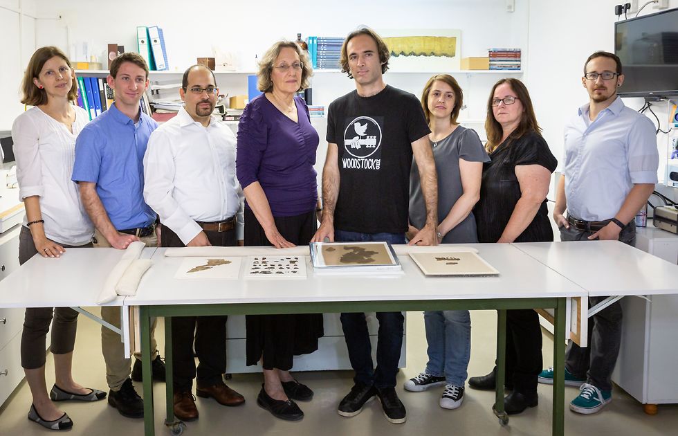 צוות החוקרים מאוניברסיטת תל אביב ומרשות העתיקות לצד מגילות ממדבר יהודה (צילום: שי הלוי, רשות העתיקות)
