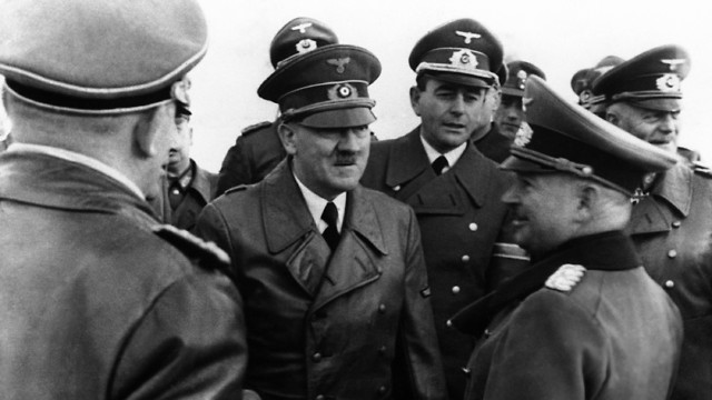 היטלר משוחח עם חיילים בגרמניה (צילום: AP)