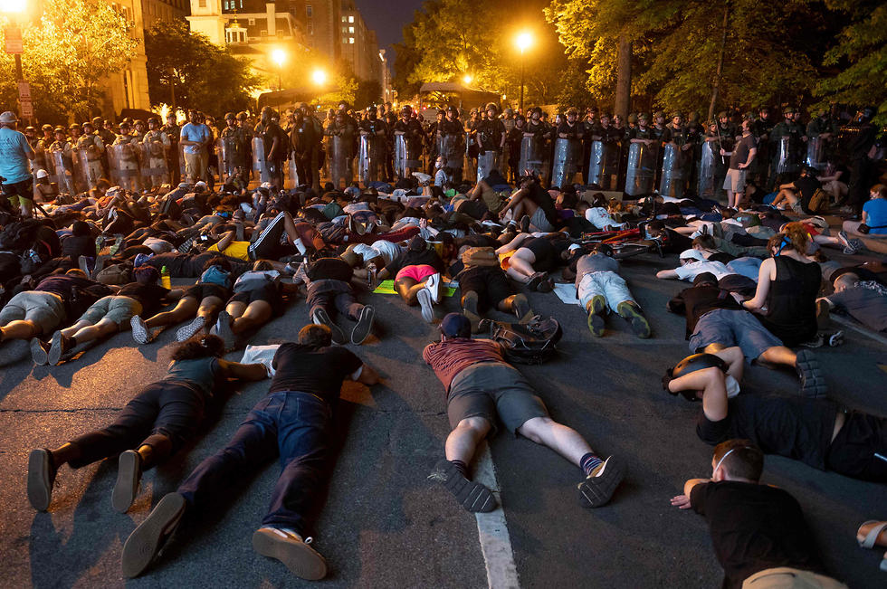 הפגנה בעקבות מותו של ג'ורג' פלויד ליד הבית הלבן (צילום: AFP)