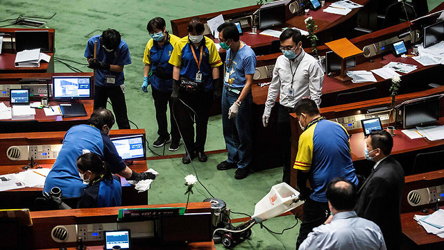 הונג קונג הצבעה על החוק נגד ביזוי המנון סין חבר פרלמנט פיזר חומר מסריח (צילום: AFP)