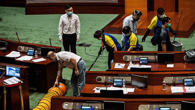 הונג קונג הצבעה על החוק נגד ביזוי המנון סין חבר פרלמנט פיזר חומר מסריח (צילום: AFP)