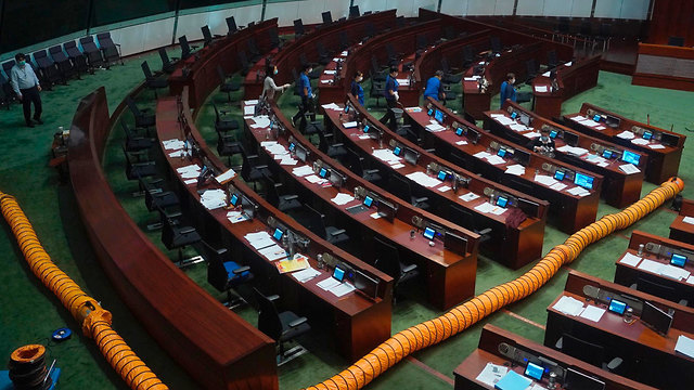 הונג קונג הצבעה על החוק נגד ביזוי המנון סין חבר פרלמנט פיזר חומר מסריח (צילום: AP)