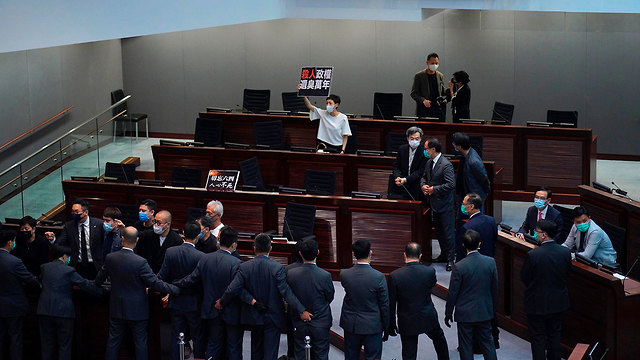 הונג קונג הצבעה על החוק נגד ביזוי המנון סין מחאת חברי הפרלמנט הפרו דמוקרטים (צילום: AP)
