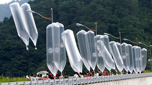 דרום קוריאה תמונת ארכיון בלונים עם מסרי תעמולה שמופרחים על צפון קוריאה (צילום: AP)