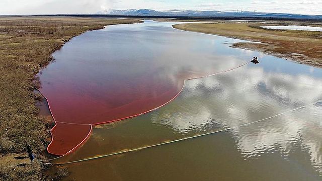 הנהר נצבע באדום (צילום: AFP)
