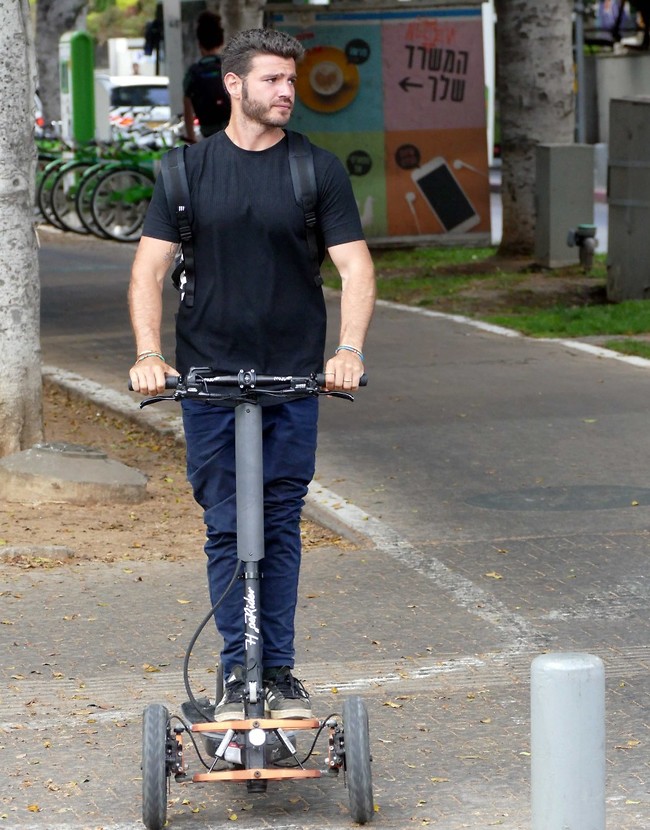 נשמח למבט אחד אלינו (צילום: אמיר מאירי)