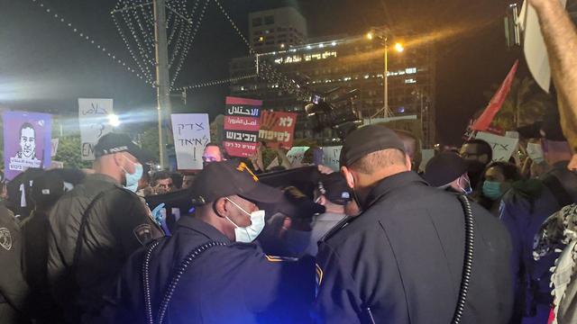 עימותים בין מפגינים לשוטרים בכיכר רבין תל אביב ()