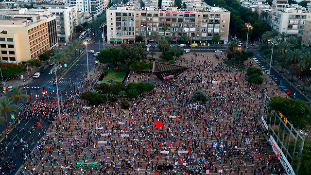 הפגנה מחאה שמאל נגד סיפוח שטחים דמוקרטיה כיכר רבין תל אביב (צילום: AFP)