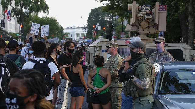 הפגנה מחאה מפגינים וושינגטון נגד גזענות אלימות שוטרים ג'ורג' פלויד (צילום: AP)