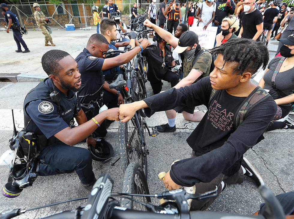 שוטר שחור ומפגין ב הפגנות מחאה על מותו של ג'ורג' פלויד ב ארה
