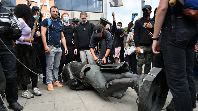 מחאת ג'ורג' פלויד הפגנה בריסטול בריטניה פסל של סוחר עבדים הושלך למים (צילום: MCT)