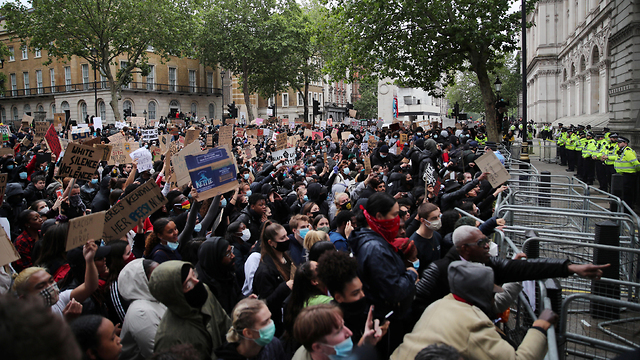 מחאת ג'ורג' פלויד מפגינים ב לונדון ליד פסל של ווינסטון צ'רצ'יל בריטניה (צילום: רויטרס)