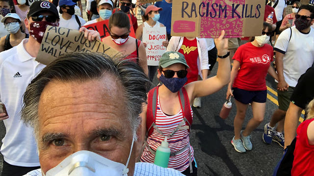 מיט רומני בהפגנה למען ג'ורג' פלויד בוושינגטון הבירה (צילום: רויטרס)