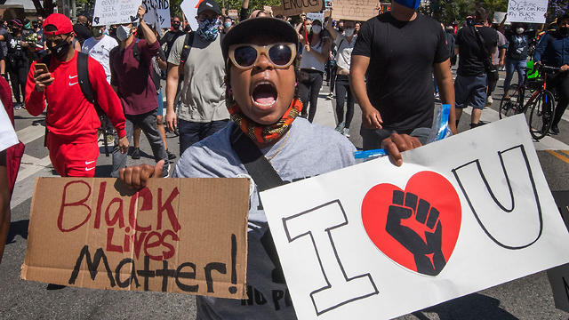 הפגנה בלוס אנג'לס בעקבות מותו של ג'ורג' פלויד (צילום: AFP)