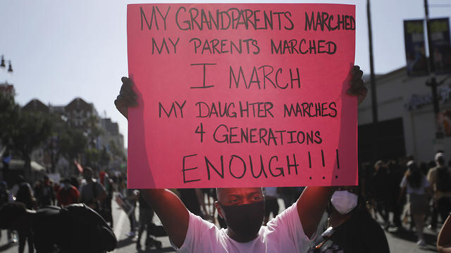 הפגנה בלוס אנג'לס בעקבות מותו של ג'ורג' פלויד (צילום: AP)