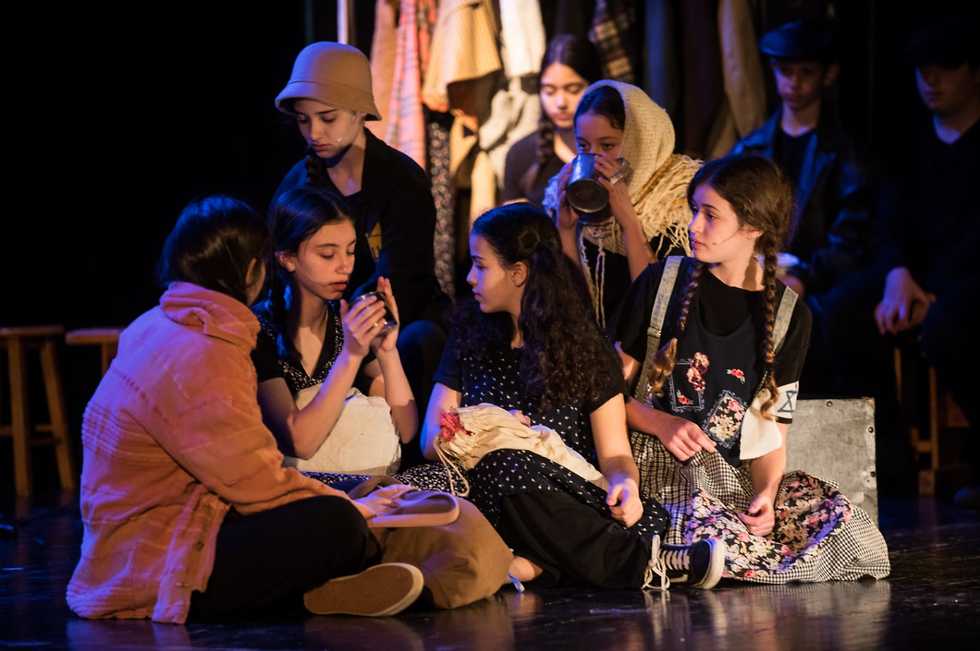ילדים וניצולים בתיאטרון עדות  (צילום: Sara Salamon)