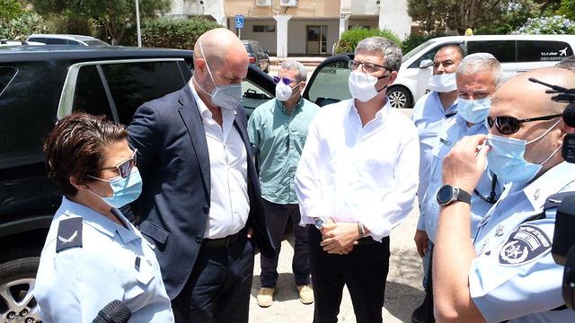 ביקורו של השר לביטחון פנים אמיר אוחנה בשכונת ג'ואריש ברמלה (צילום: שאול גולן)