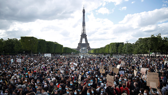צרפת הפגנה פריז ליד מגדל אייפל אדאמה טראורה ג'ורג' פלויד (צילום: EPA)