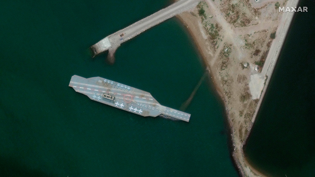 תצלומי לוויין איראן בנתה דגם של נושאת מטוסים אמריקנית בנמל בנדר עבאס (צילום: AP)