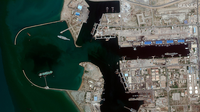 תצלומי לוויין איראן בנתה דגם של נושאת מטוסים אמריקנית בנמל בנדר עבאס (צילום: AP)