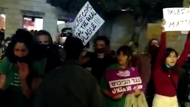מאות מפגינים מוחים בכיכר ספרא בירושלים (צילום: שחף ויסבן)