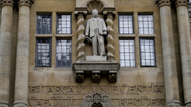 הפגנות  ב אוניברסיטת אוקספורד להסרת פסלו של ססיל רודס ב בריטניה (צילום: EPA)