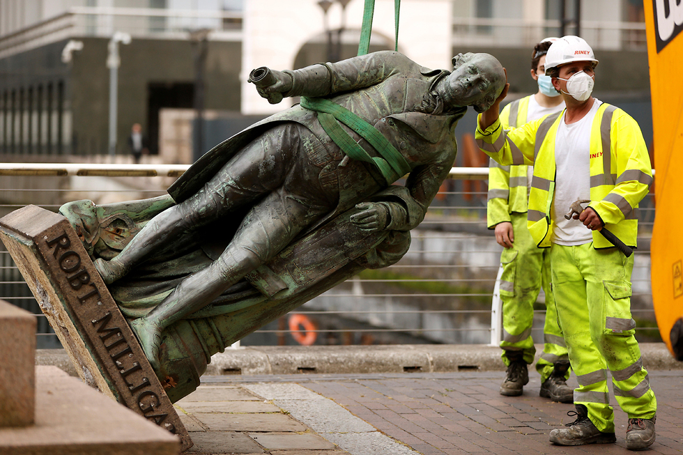 מסירים את פסל פסלו של סוחר העבדים רוברט מיליגן ב לונדון בריטניה (צילום: רויטרס)