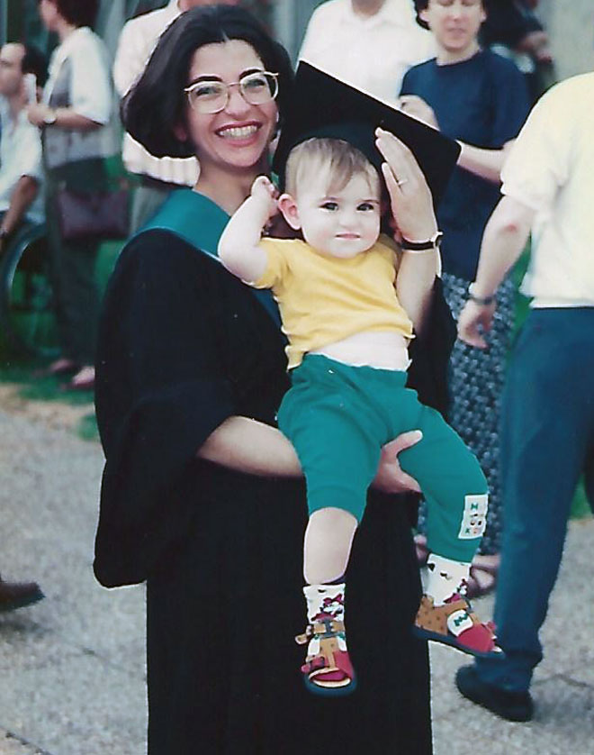 בטקס קבלת הדוקטורט, עם בתה הבכורה. "הציעו לי לשנמך את קורות החיים שלי" (צילום: אלבום פרטי)